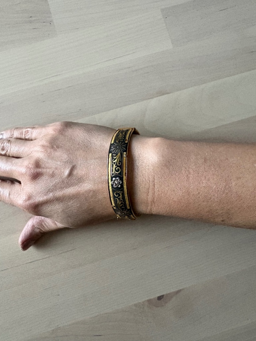 Vintage Style Toledo Spanish Damascene Hindge Bangle Bracelet-Gold&Black Floral.